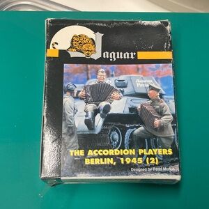 Jaguar 1/35 model, WWII, accordion players, #63069, resin figures x 2, unbuilt